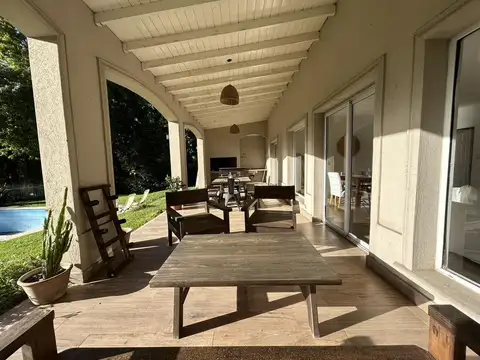 Casa 6 ambientes con 2 baños