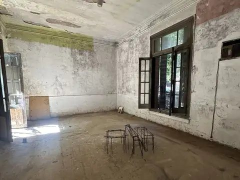 Galpón en excelente zona para uso comercial.