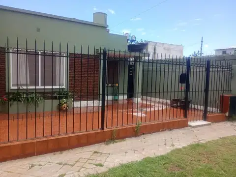 VENTA CASA DOS DORMITORIOS AMPLIO PATIO Y JARDÍN