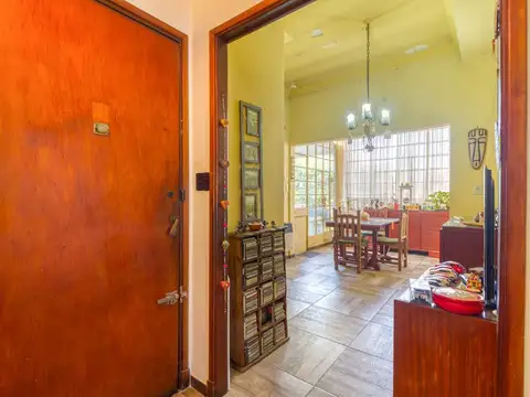 Casa 6 ambientes con 2 baños