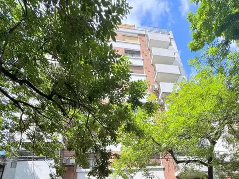 Dpto. en alquiler: 2 amb. Frte. Balcon. Cocina y baños a nuevo. Lav. incorporado