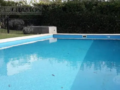 Casa 8 ambientes con 4 baños