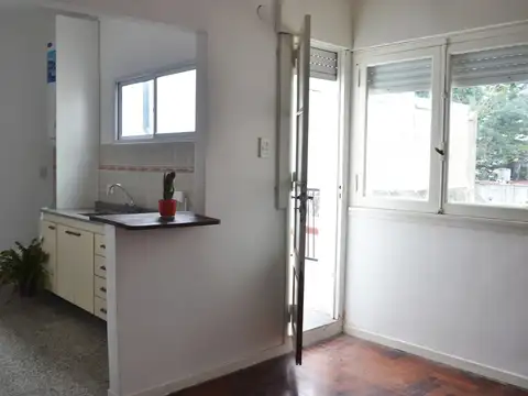 DEPARTAMENTO 3 amb. 1º piso por escalera,bcon, sin expensas, lateral,  muy luminoso, impec. estado