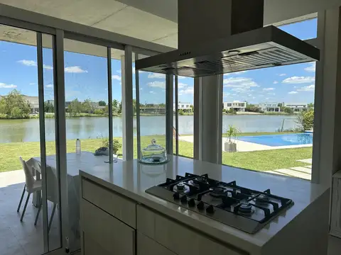 VENTA CASA AL AGUA BARRIO ISLAS EL CANTON