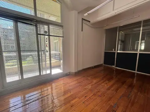 Oficina 9 ambientes con 1 baño