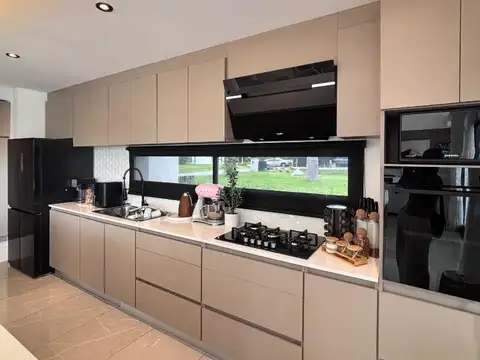 Casa en Venta con 6 cocheras