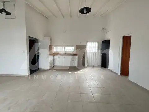 Depto Tipo Casa en Alquiler en Remedios De Escalada, $ 550.000