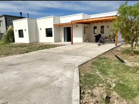 Casa en barrio el ensueño de 5 ambientes