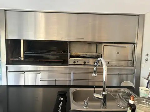 Moderna casa en 4 plantas, estilo francés, en pleno pulmón del centro de Quilmes