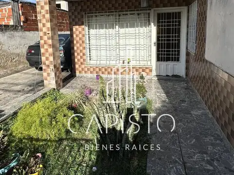 Casa multifamiliar con cochera y local