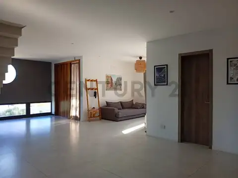 Casa en Alquiler con 2 cocheras