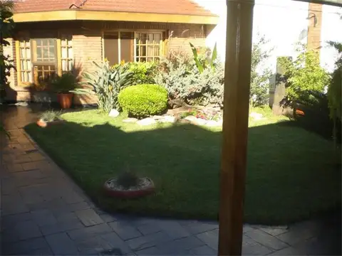 VENTA HERMOSO CHALET PROPIEDAD 10 ANOS DE ANTIQUEDAD POR ANDRES FERREYRA 2900 CASEROS