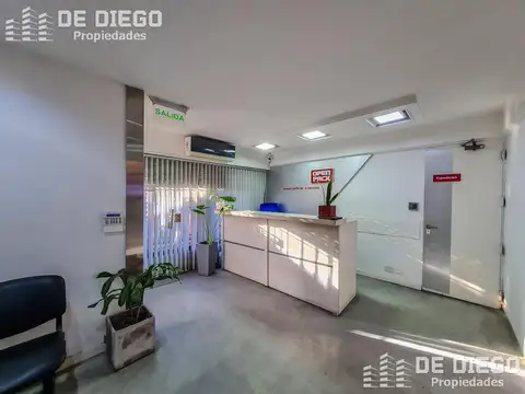 Oficina 10 ambientes con 6 baños