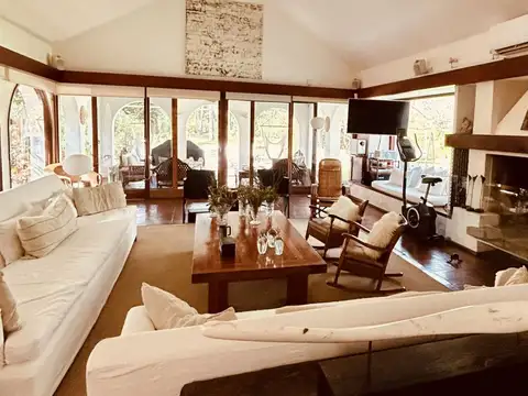 Casa 6 ambientes con 5 baños