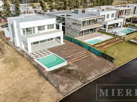 Casa en Venta con 2 cocheras