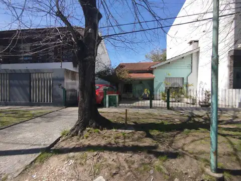 en venta casa o lote en 502 entre 14 y 15 de Gonnet sobre lote de 10 por 50