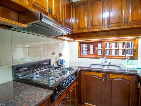 EN VENTA  - CASA TRES DORMITORIOS CON PATIO, QUINCHO Y COCHERA - EN BARRIO AZCUÉNAGA