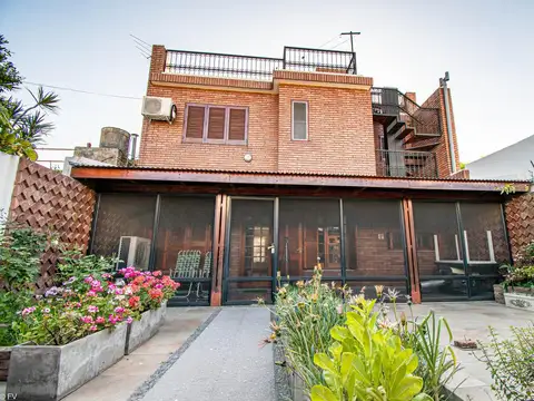 EN VENTA  - CASA TRES DORMITORIOS CON PATIO, QUINCHO Y COCHERA - EN BARRIO AZCUÉNAGA