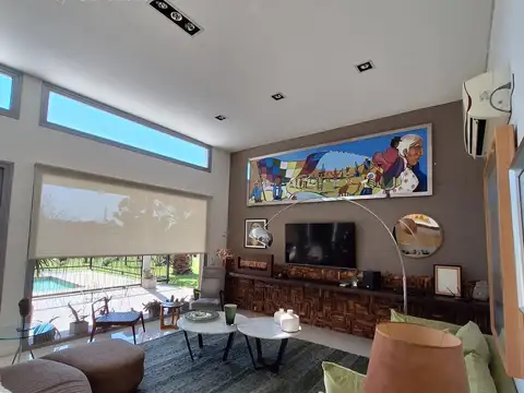 Casa en Venta con 4 cocheras