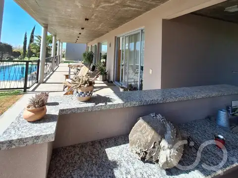 Casa 8 ambientes con 4 baños