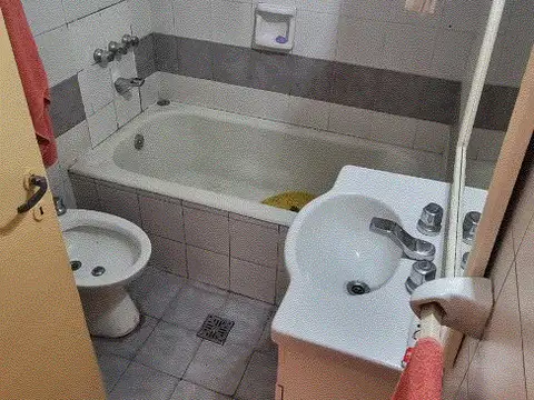 Joaquín V. González 500, Piso 1