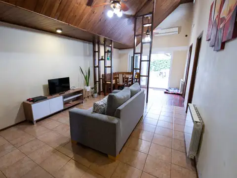 Casa 6 ambientes con 2 baños