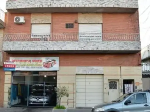 Venta depto. 3 amb 1º piso y galpón