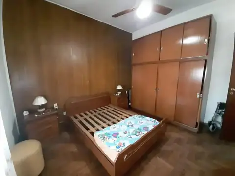 Venta depto. 3 amb 1º piso y galpón