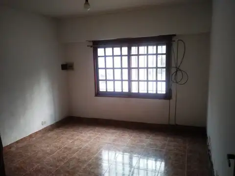 Planta baja / con patio propio y parrilla!