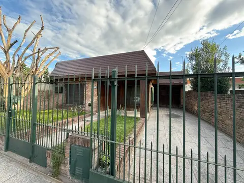 VENTA de CASA tipo 3 ambientes con pileta y quincho