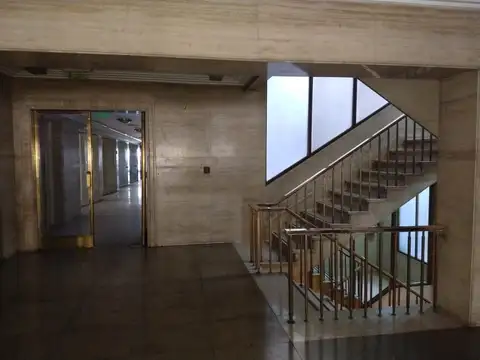 Oficina 19 ambientes con 2 baños