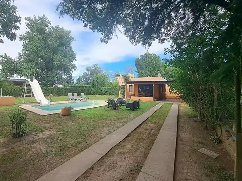 VENTA - Casa de 2 dormitorios con piscina, galería y cochera. Funes.