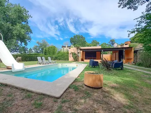 VENTA - Casa de 2 dormitorios con piscina, galería y cochera. Funes.