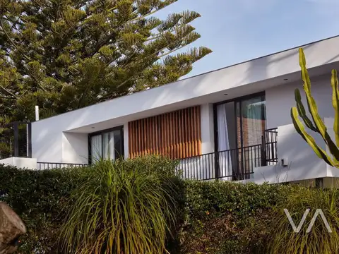 Casa con 2 dormitorios. Jardín y pileta. Los Troncos.