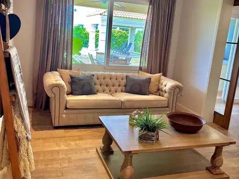 Casa en Venta con 3 cocheras