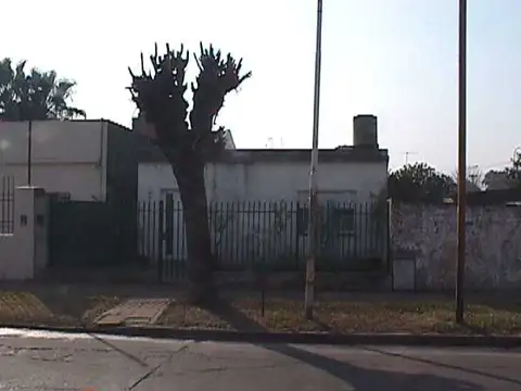 EN VENTA CASA EN ESQUINA CON AMPLIO LOTE, 2 DORMITORIOS - FICHA 4670