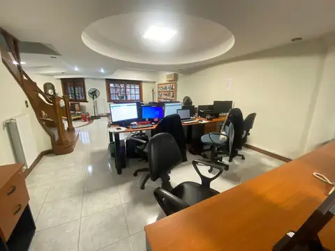 Casa en Alquiler con 3 cocheras