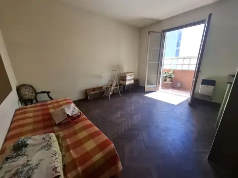 Amplio 2 Ambientes Muy Luminoso con Balcón en Recoleta 2do Piso por Escalera