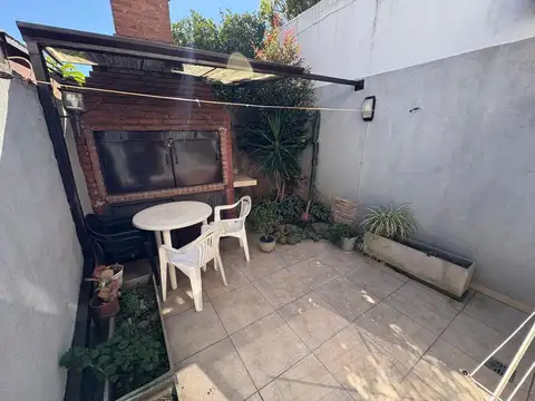 VENTA DUPLEX 3 AMBIENTES EN CASEROS COCHERA PATIO