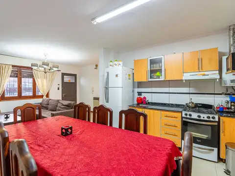 Casa 4 ambientes con 2 baños