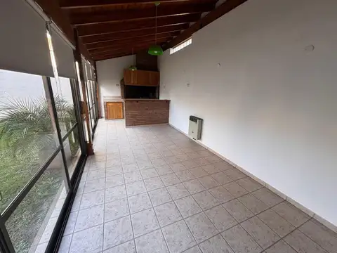 Casa 10 ambientes con 2 baños