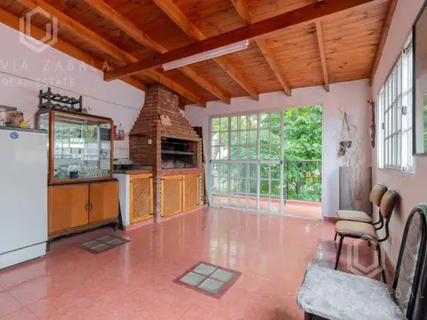 Venta casa de tres plantas en lote propio con garage y quincho en Parque Chacabuco