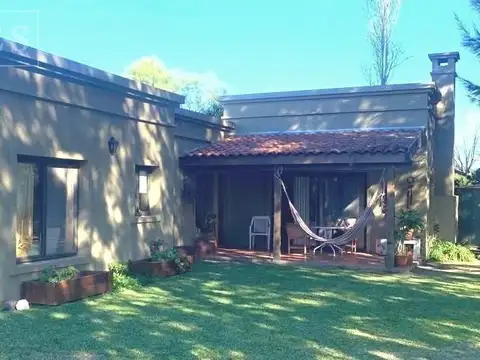 Casa en venta o alquiler en el Barrio Santa Catalina de una planta.