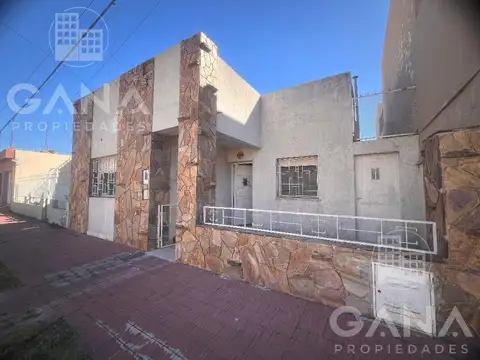 Venta casa al frente en barrio la Florida de 2 dormitorios con patio y terraza.