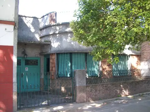 CASA S/ LOTE PPIO. 8,66 X 27 6 AMB O P/ 2 FLIAS. C/ GGE. Y TZA - ESCUCHO OFERTA - TOMO VALORES