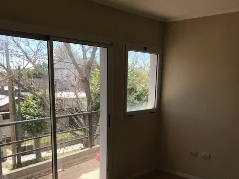 Departamento dos ambientes con balcón al frente