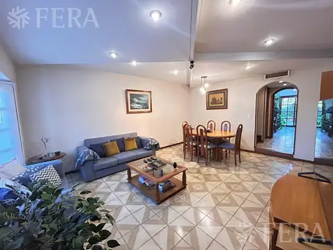 Venta casa 4 ambientes con cochera en Bernal