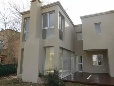 Casa 4 ambientes con 3 baños