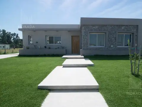 Casa en Barrio Santa Sofía Pilar del Este 4 dormitorios Lote interno.