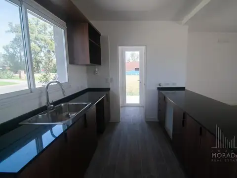 Casa en Barrio Santa Sofía Pilar del Este 4 dormitorios Lote interno.